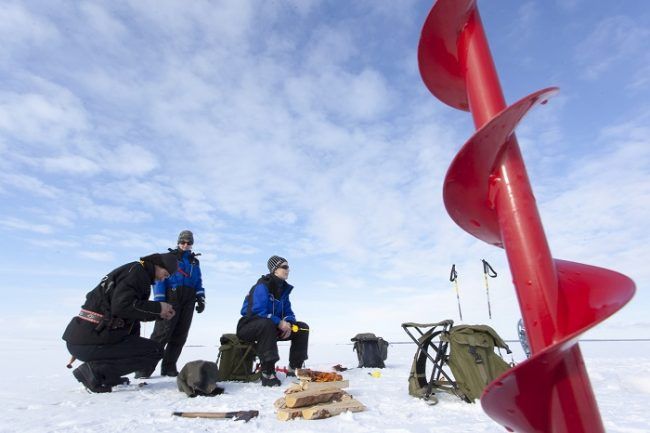 Pesca en el hielo en Muonio