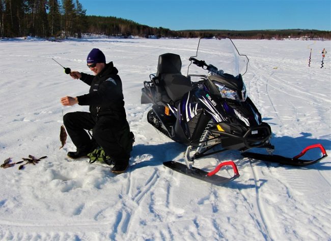 Pesca en el hielo y moto de nieve eléctrica