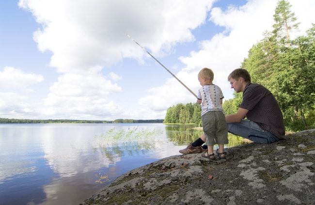 Pescando en la orilla de un lago