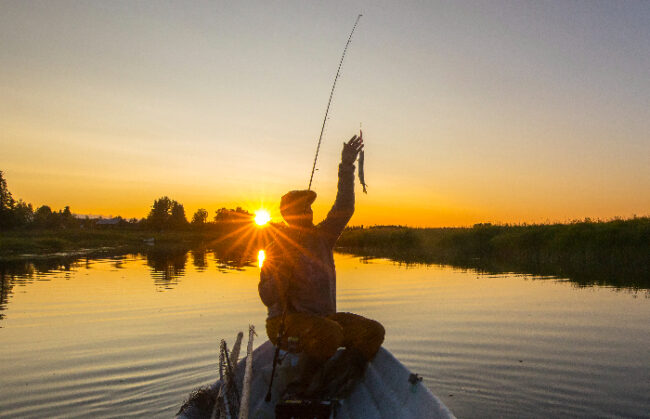 Pescando-en-Levi-con-el-Sol-de-medianoche_fotoVisitLevi-VisitFinland