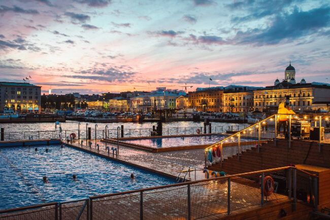 Piscinas-en-un-muelle-del-puerto-deHelsinki-cerca-del-mercado_fotoEetuAhanen-VisitFinland