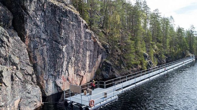 Plataforma para observar las pinturas rupestres del Parque Nacional de Hossa