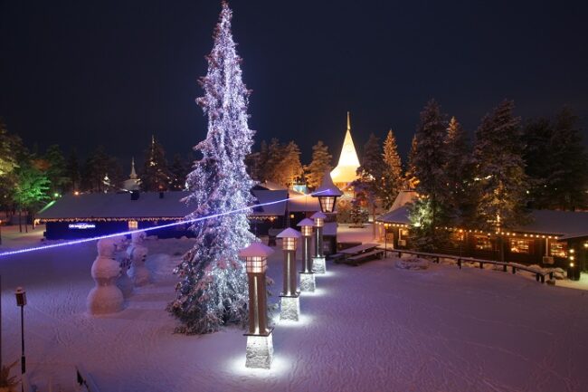 Plaza-principal-del-pueblo-de-Papá-Noel-con-la-linea-imaginaria-que-marca-el-inicio-del-Circulo-Polar-Ártico_fotoVisitFinland-Rovaniemi