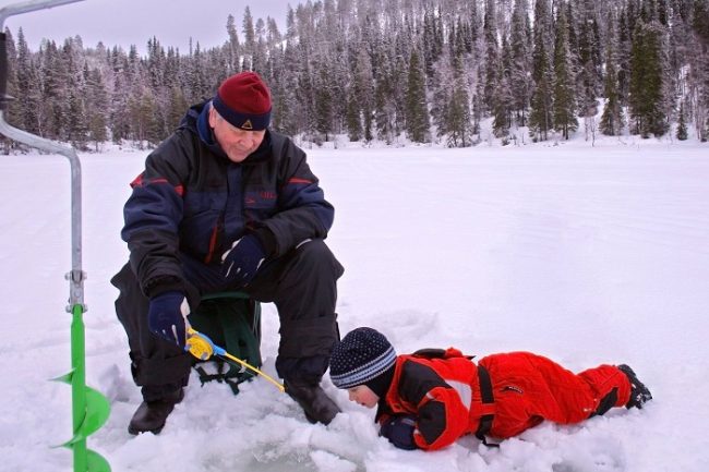 Practicando la pesca en el hielo en Ruka 