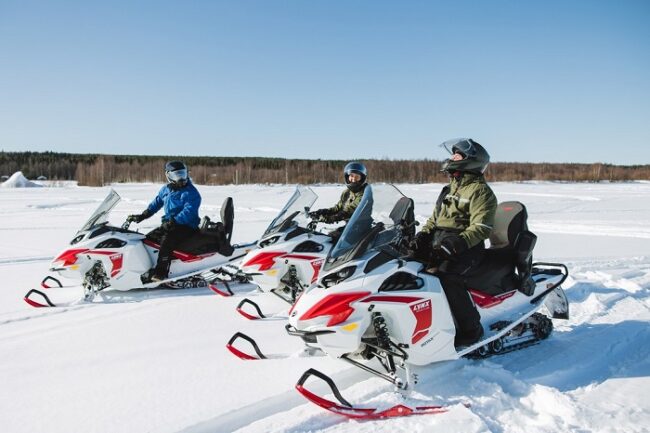 Preparados-para-un-safari-con-motos-de-nieve-eléctricas_fotoLaplandSafaris