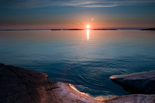 Puesta de Sol en algún lugar del archipiélago de Helsinki 