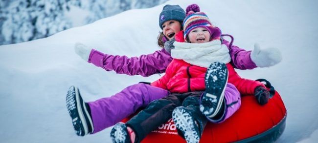 Que mejor y más divertido para los niños que deslizarse por un tobogán de hielo 