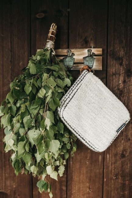 Ramo-de-abedul-en-sauna-finlandesa_fotoEmiliaHoisko-VisitFinland