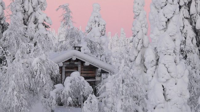 Refugio libre en el Parque Nacional de Riisitunturi durante el invierno 