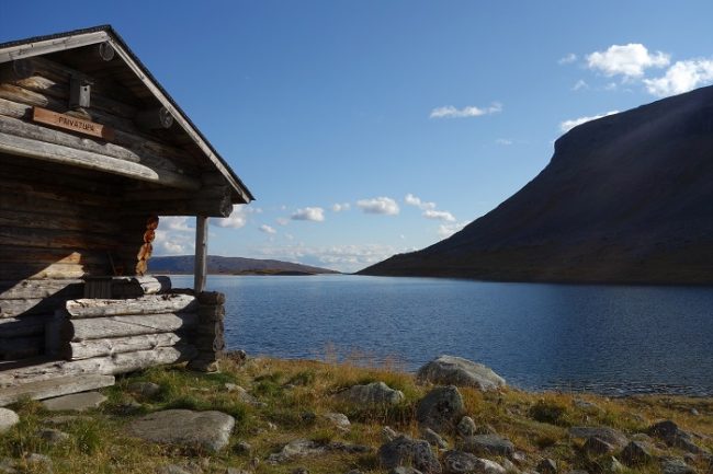 Refugio libre en la orilla del lago Saanajärvi al pie de la montaña de Saana 