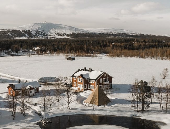 Restaurante Aurora Estate en Ylläsjärvi. Al fondo la estación de esquí de Ylläs 