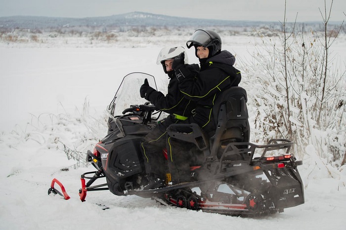 Safari-con-moto-de-nieve_fotoArcticAttitude