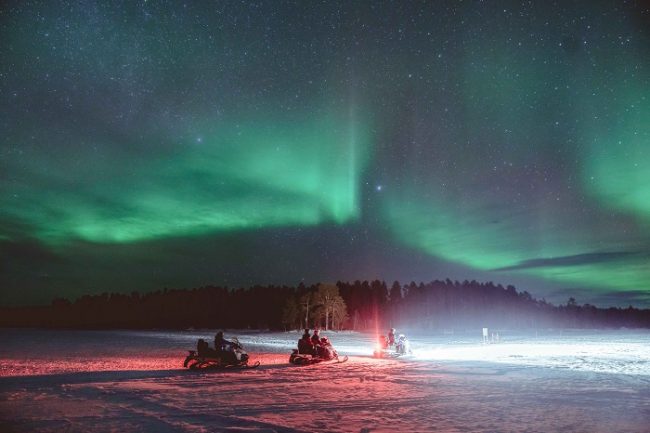 Safari con motos de nieve bajo la Aurora Boreal en Harriniva 