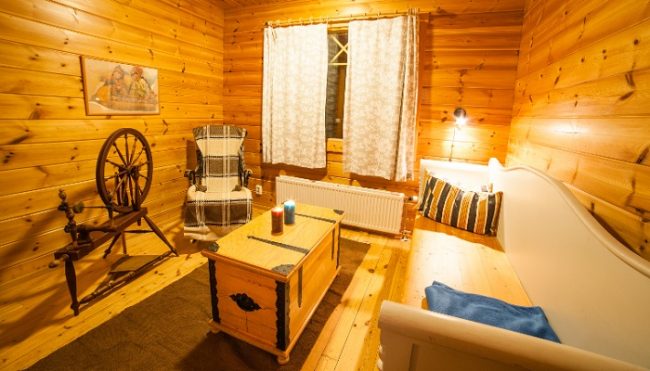 Sala de estar en una cabaña con sauna de Torassieppi 