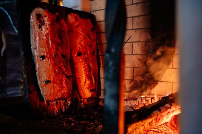 Salmón-al-fuego-cocinado-en-el-restaurante-kota-de-Apukka_fotoApukkaResort