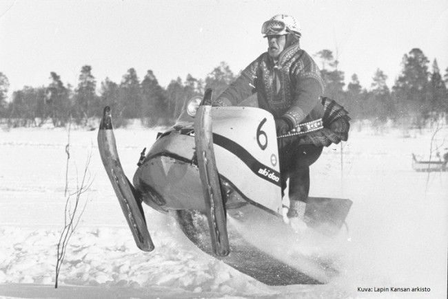 Sami y moto de nieve