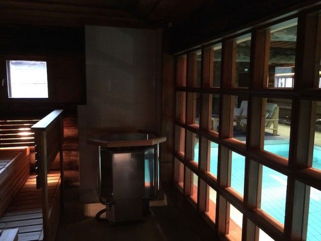 La piscina vista desde el interior de una de las sauna del Jávri