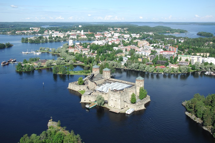 Savonlinna y el castillo de Olavinlinna desde el aire