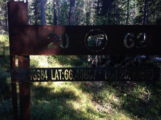 Señal de 20km hechos y 62 hasta el final. Incluyen las co-ordenas GPS. Ruta del Oso, Laponia (Finlandia)