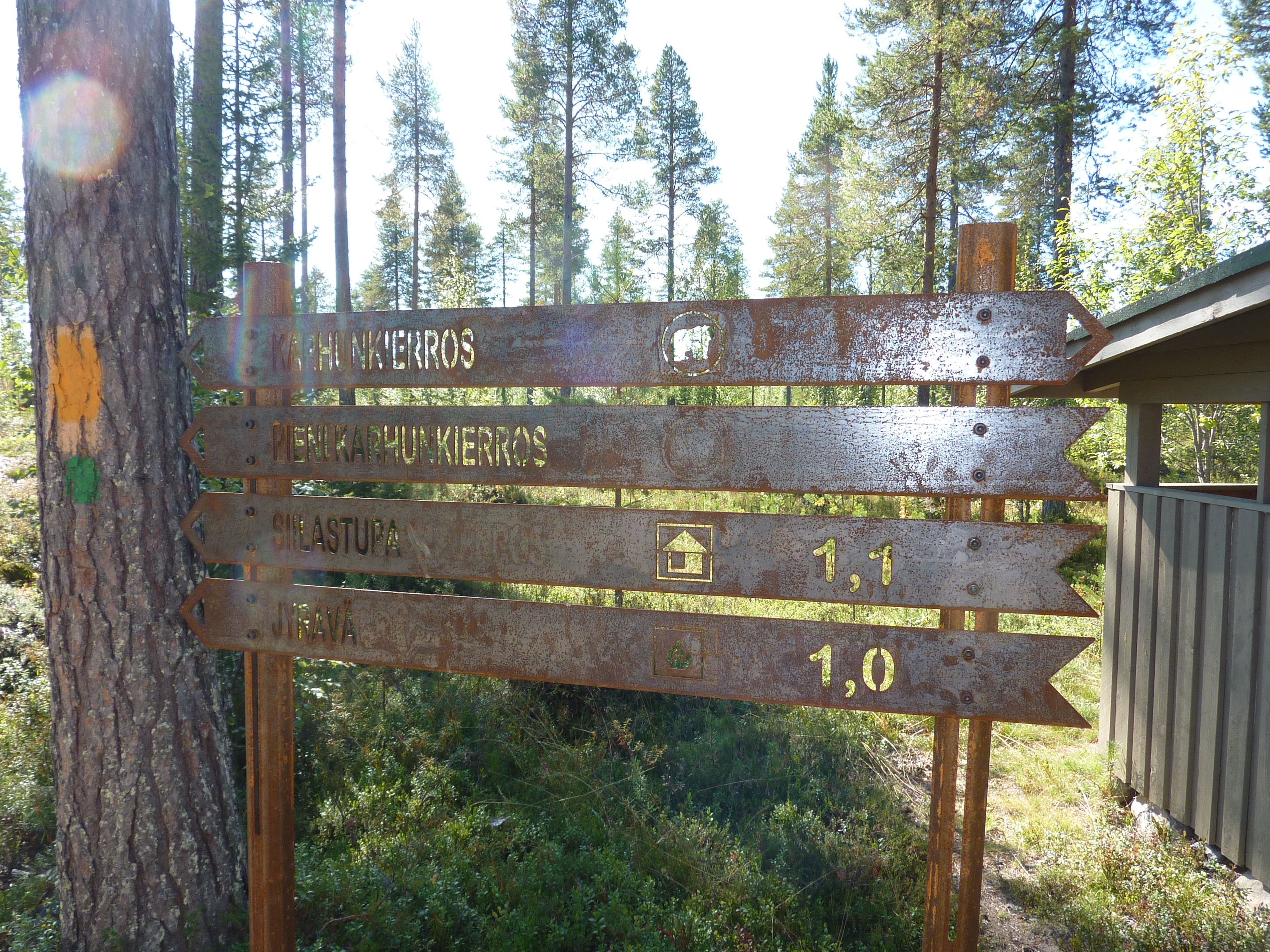 Señales a refugios y de la ruta en el Karhunkierros, Ruta del Oso, Laponia, Finlandia