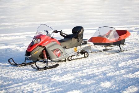 Moto de nieve con trineo (haz click sobre la foto para ver el video)