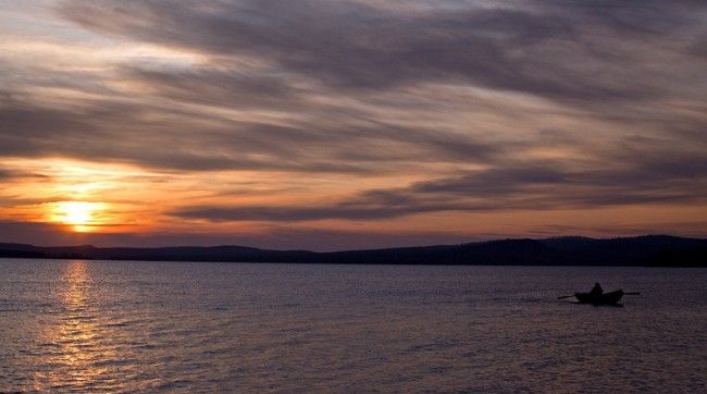 Sol de medianoche en el lago Inari