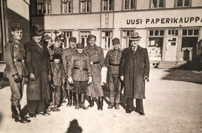 Soldados finlandeses, nazis y civiles en Rovaniemi 