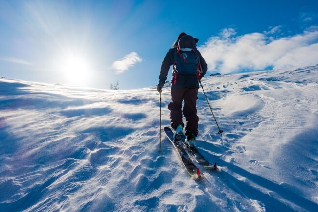 Subiendo-con-pieles-de-foca-para-descender-en-freeride-en-Ylläs_fotoMikkoLampisen-SkiYlläs