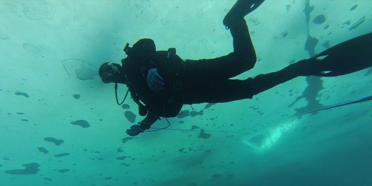 Submarinismo bajo el hielo