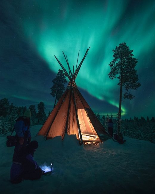 Tienda-Kota y Aurora Boreal en la orilla del lago Inari 