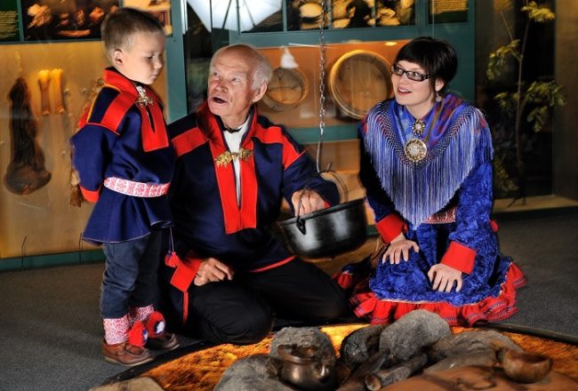 Tres generaciones de Sami en el museo Siida de Inari 