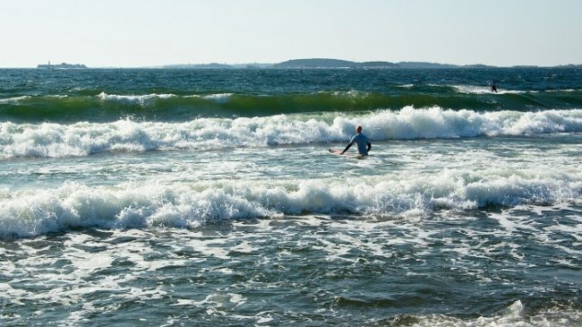 Un magnifico día para la practica del surf en Hanko