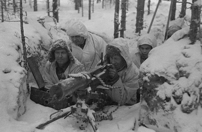 Un nido de ametralladora finlandés con soldados bien equipados durante la Guerra de Invierno