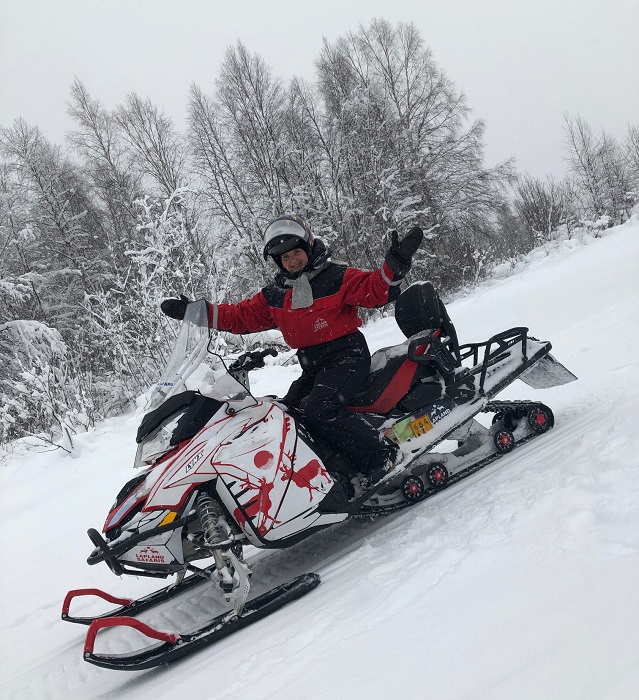 Un-saludo-para-quienes-decidan-realizar-un-safari-con-motos-de-nieve-eléctricas_fotoLaplandSafaris