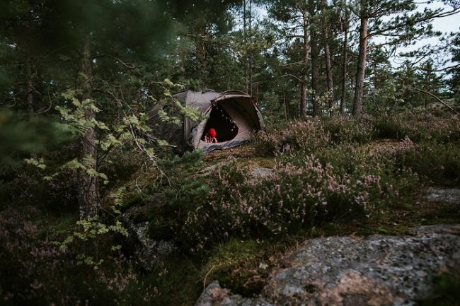 Otra buena manera de recorrer el bosque de Finlandia es con la mochila y la tienda de campaña 