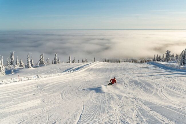 Una-de-las-pistas-de-la-estación-de-esquí-de-Ylläs_fotoEskoLiukas-SkiYlläs