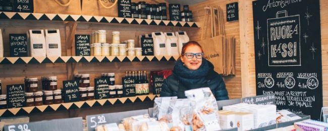 Una de las tiendas del mercado de Navidad de Helsinki 