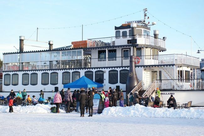 Una terraza en invierno en el puerto de Lahti 