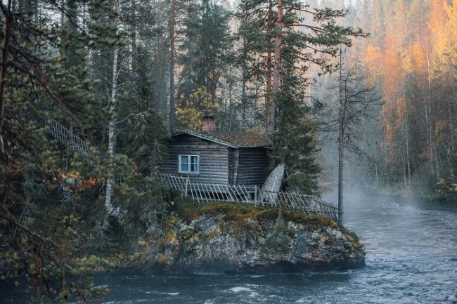 Vieja cabaña en el parque nacional de Oulanka 