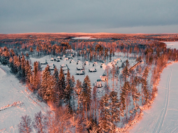 Vista-aérea-de-Apukka-Resort-con-las-cabañas-Kammi-Komsio-y-Aurora_fotoApukkaResort