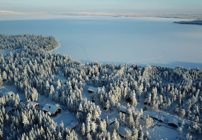 Vista-aérea-del-complejo-turístico-Loma-Vietonen-y-el-lago-Vietonen_fotoLomavietonen