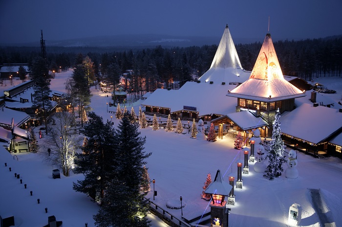 Vista-aérea-del-pueblo-de-Papá-Noel-en-Rovaniemi_fotoVisit-Finland-Rovaniemi