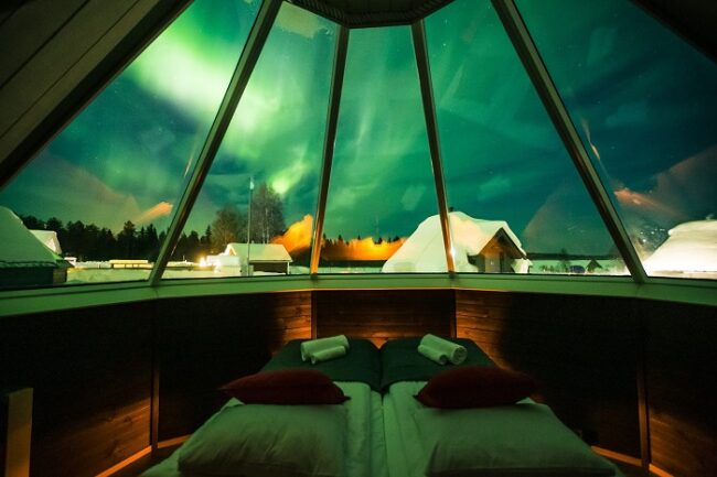 Vista-de-la-Aurora-Boreal-desde-el-interior-de-una-cabaña-Aurora-en-Apukka-Resort_fotoApukkaResort