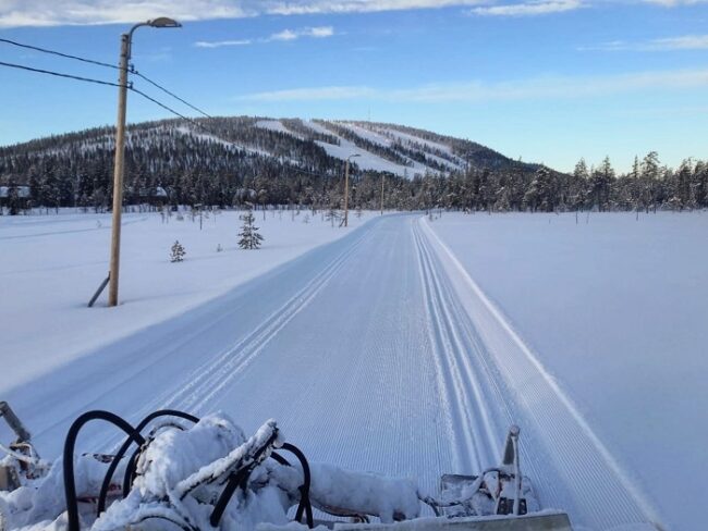 Vista-de-la-estación-de-esquí-de-Suomu-desde-una-pista-de-esquí-de-fondo_fotoSuomutunturi