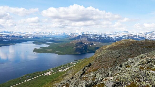 Vista-del-lago-Kilpisjärvi-y-un-trozo-del-pueblo-desde-la-cima-de-la-montaña-Saana_fotoLuontoon-HelsinginYliopisto