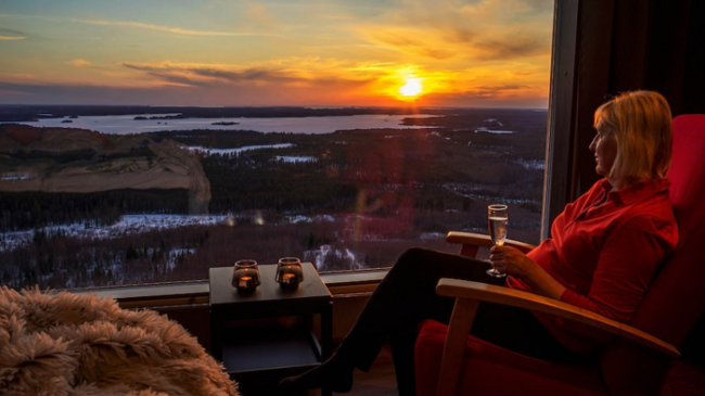 Descansando-frente-un-paisaje-espectacular-desde-el-hotel-Arctic-Giant_fotoArcticGiant