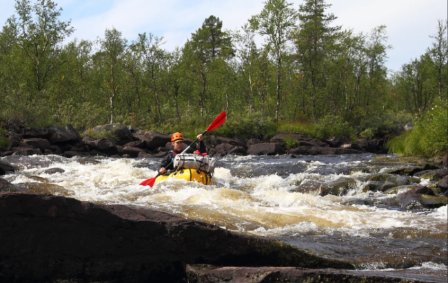 Descenso-del-río-Pöyrisjoki-en-packraft_fotoJaakkoHeikka