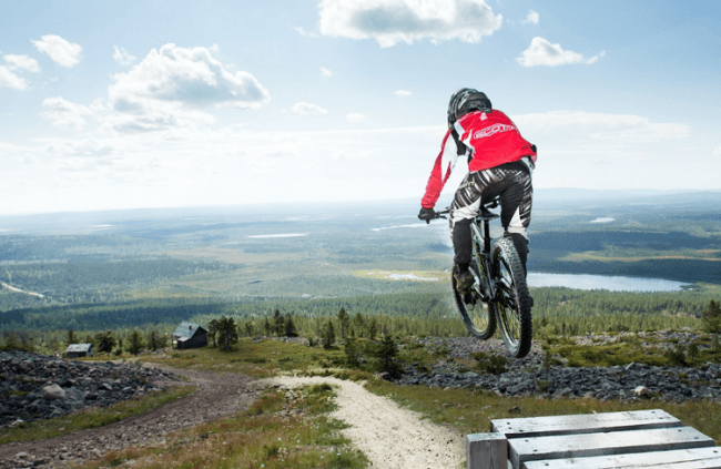 Descenso en bici por las pistas de esquí 