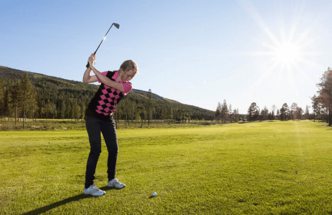 Jugando al golf en Levi 