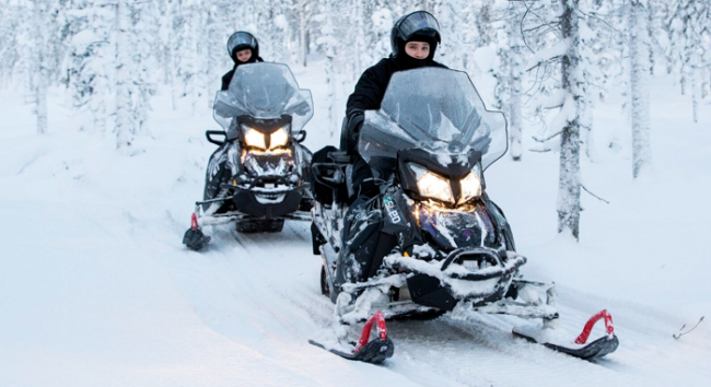 Los-safaris-con-motos-de-nieve-eléctricas-Una-manera-sostenible-y-respetuosa-con-el-medio-ambiente_fotoPorovaara